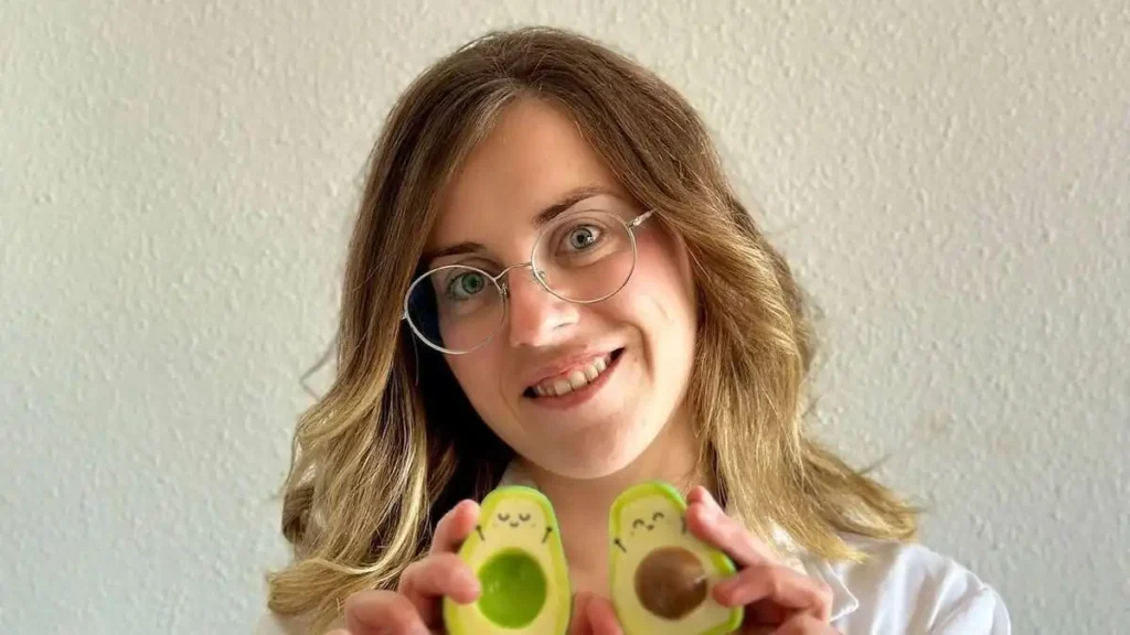 El Aguacate: Un Aliado Esencial para la Salud Hormonal Femenina