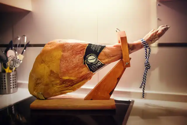 Guía Definitiva para Elegir el Mejor Jamón Ibérico: Más Allá de la Pezuña