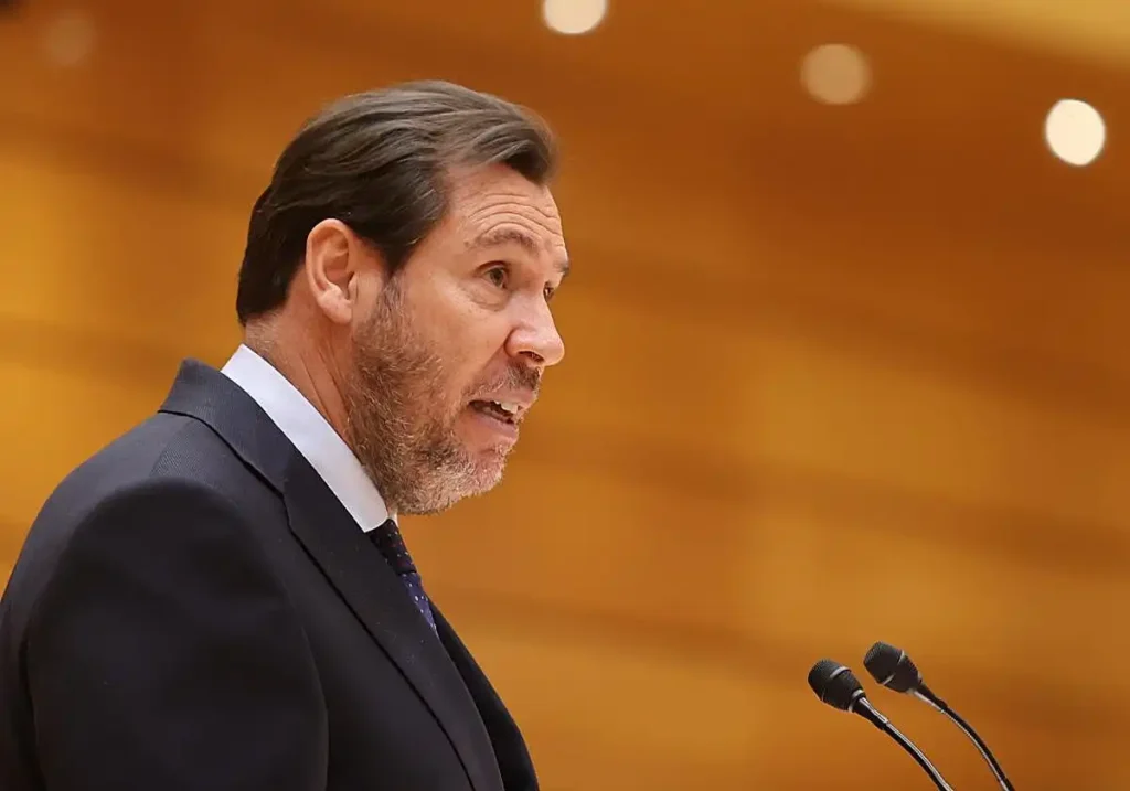 Óscar Puente y el Accidente de Adamuz: Transparencia y Desinformación en el Debate Parlamentario